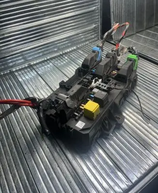 Opel Astra H Fuse module 13222173