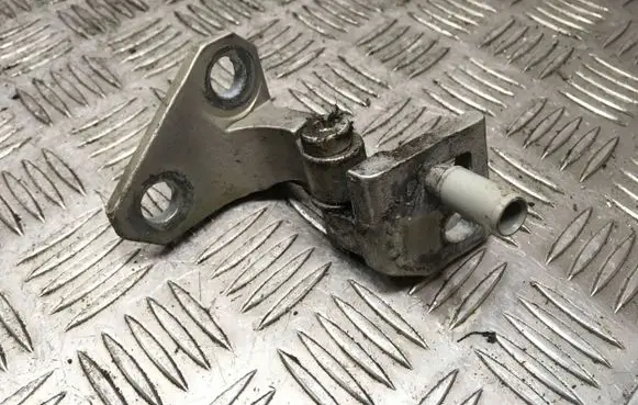 Volkswagen Golf V Front door upper hinge K0831401G