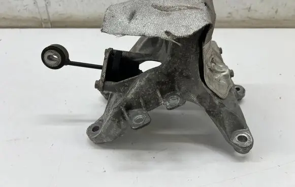 Audi A4 S4 B9 Engine mounting bracket 4M0199308BL