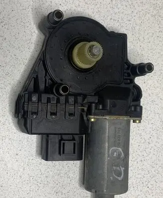 Audi A6 S6 C5 4B Front door window regulator motor 0130821785