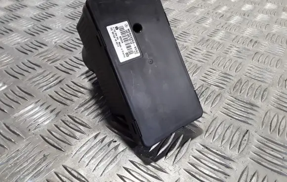 Mercedes-Benz E W211 Central locking vacuum pump 0132006365
