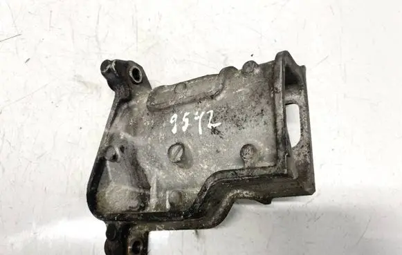 Mazda CX-7 Engine mounting bracket
