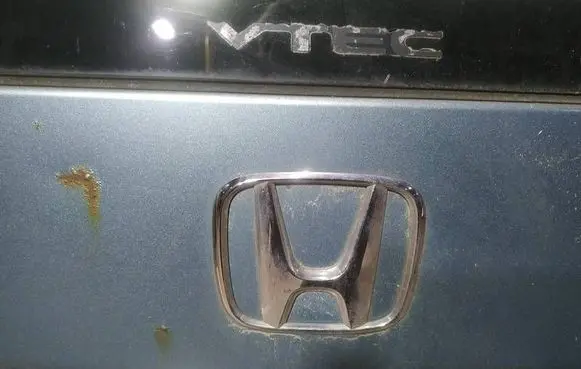 Manufacturer badge logo/emblem