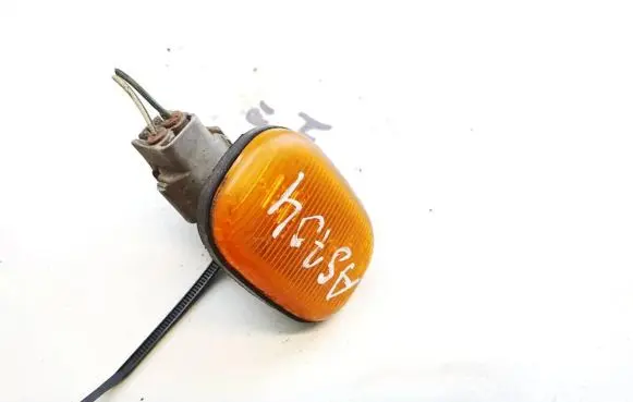 Toyota Avensis Verso Front fender indicator light 013047