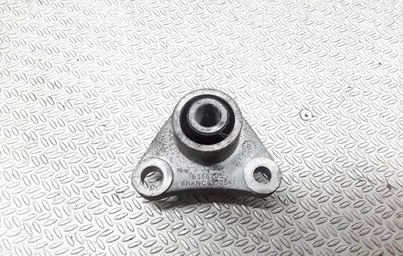 Volvo S60 Engine mount bracket 8666205