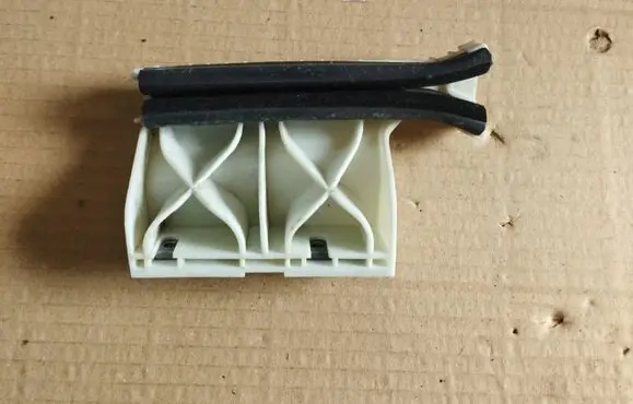 Peugeot 2008 I Front door windshield rail 9673361080