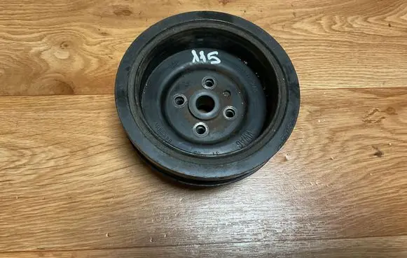 Volkswagen PASSAT B6 Crankshaft pulley 03G105243