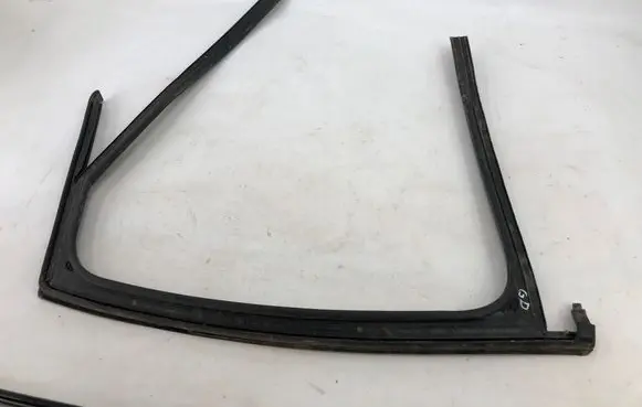 Seat Ateca Rubber seal rear door window/glass 575839431P