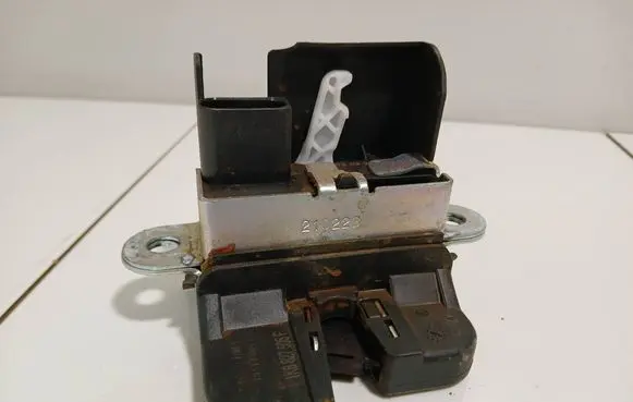 Volkswagen PASSAT B7 Tailgate lock latch 1K6827505F