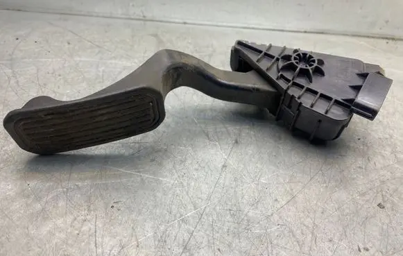 Toyota Prius (NHW20) Accelerator throttle pedal 7812047050 1988003200 07K221571B5