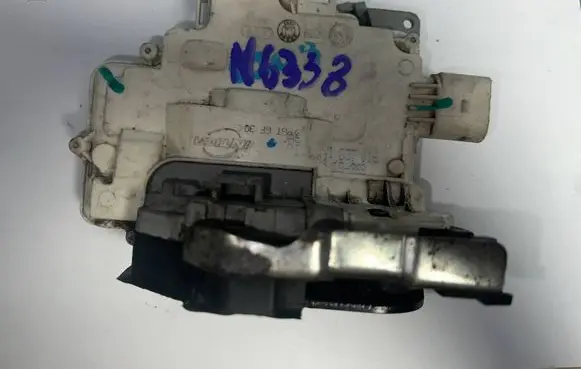 Audi A8 S8 D3 4E Rear glass lock/latch 8j1637016