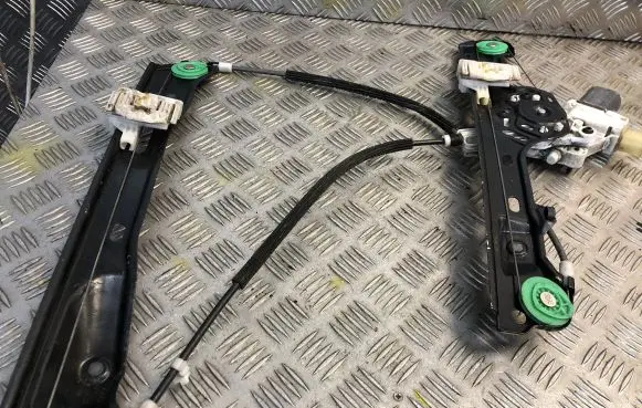 BMW 1 E81 E87 Front door electric window regulator 7067795