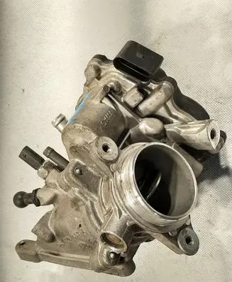 Volkswagen PASSAT B8 Throttle body valve 04L128059R 04L128063R