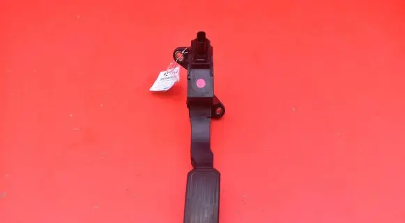 Accelerator throttle pedal