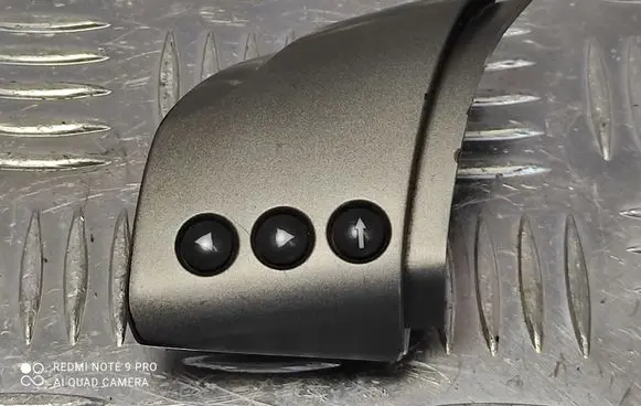 Steering wheel buttons/switches