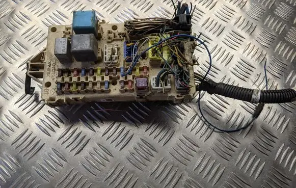 Toyota Corolla Verso E121 Fuse module 892210F010