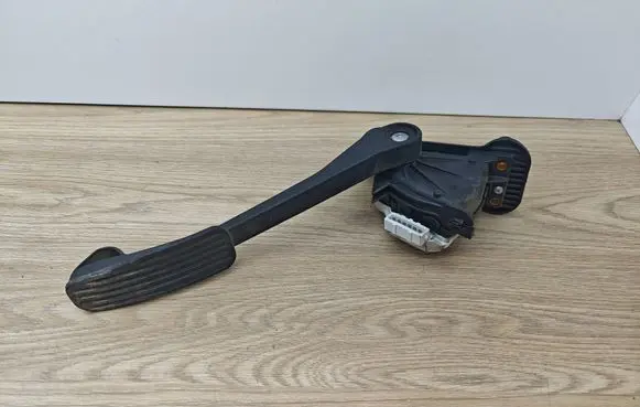 Volvo V70 Accelerator throttle pedal 30683516 6PV00853712