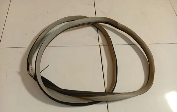 Cadillac SRX Rubber seal rear door 