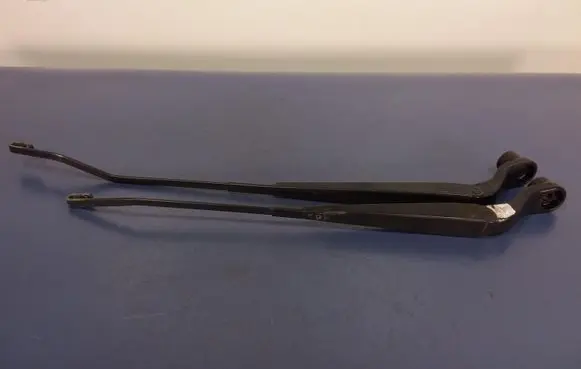 Front wiper blade arm