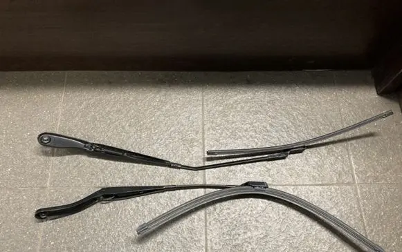 Volvo V50 Front wiper blade arm 31253997 31253996