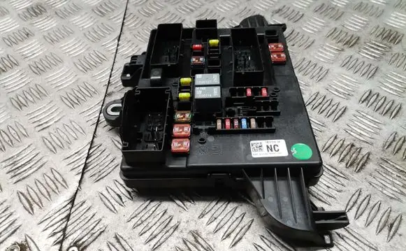 Opel Insignia A Fuse module 1327731904