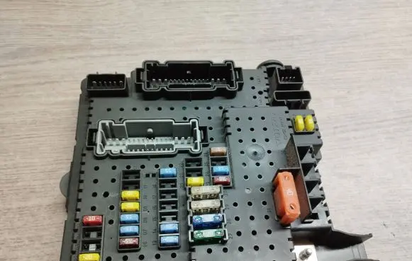 Volvo V70 Fuse module 30728512 28017881 06W135