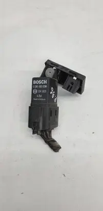 Volkswagen PASSAT B6 Glow plug pre-heat relay 0281003038