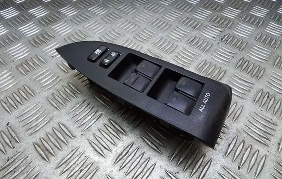 Toyota Prius (XW30) Electric window control switch 8404033100 515220