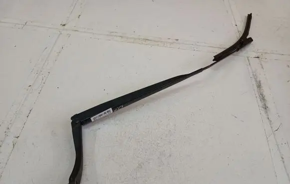 Nissan Qashqai Front wiper blade arm 