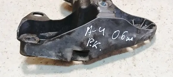 Engine mounting bracket