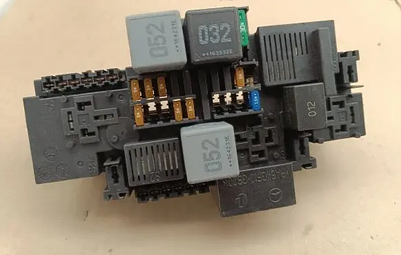 Mercedes-Benz C W205 Fuse module A2229063202 164711359 50W211F04