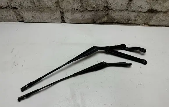 Front wiper blade arm