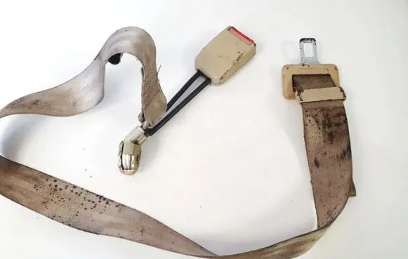 Volkswagen Golf IV Middle seatbelt (rear) 33002100
