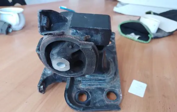 Toyota RAV 4 (XA40) Engine mount bracket