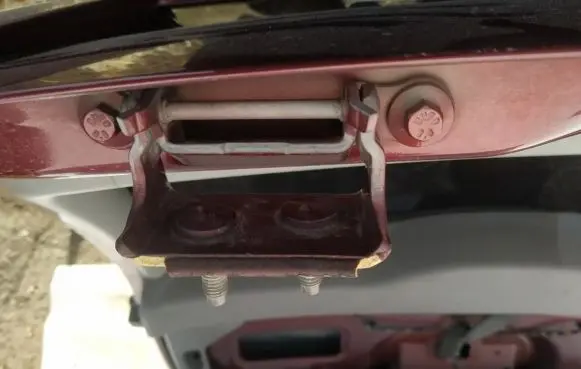 Volvo V50 Tailgate/trunk/boot hinge