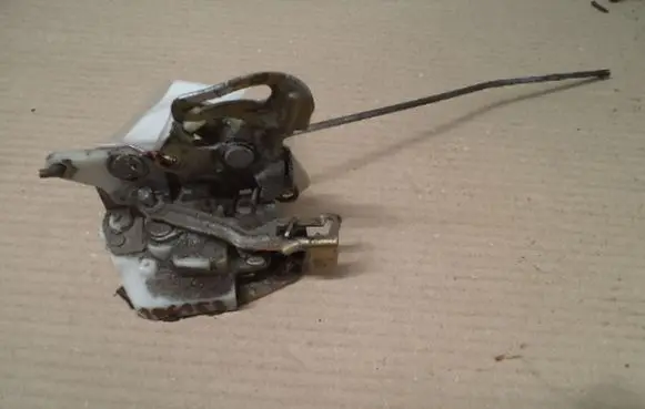 Mitsubishi Lancer Rear door lock