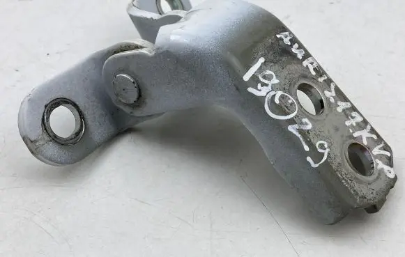 Toyota Auris E180 Front door upper hinge
