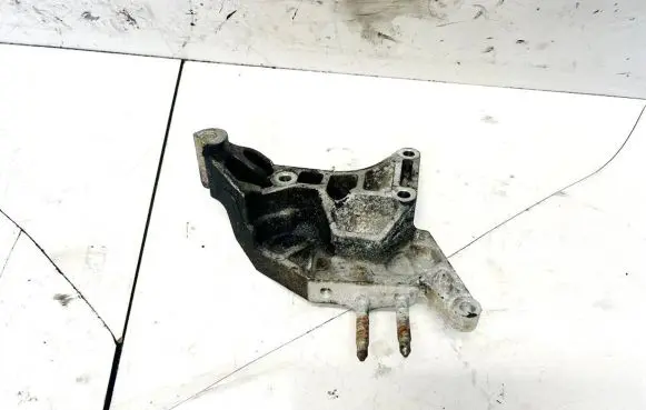 Hyundai Accent Engine mounting bracket