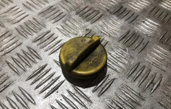 Opel Corsa B Oil filler cap 9004125082