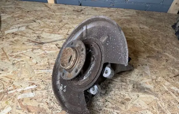 Rear wheel hub spindle/knuckle