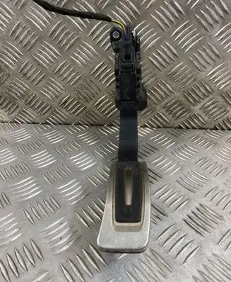 Accelerator throttle pedal