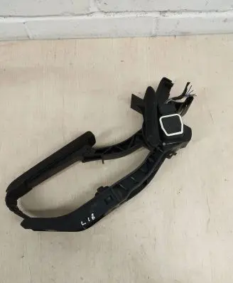 Mercedes-Benz E W211 Accelerator throttle pedal A2113000404