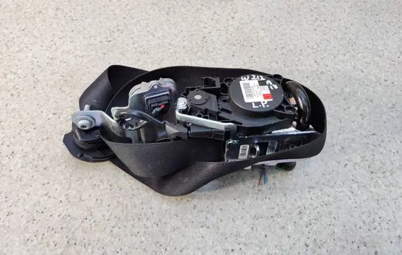 Mercedes-Benz E W212 Front seatbelt 617112100 A2128607585