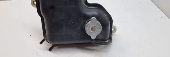 Honda CR-V Windshield washer fluid reservoir/tank