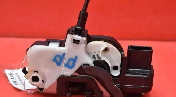 Chevrolet Cruze Front door lock 13579523GP