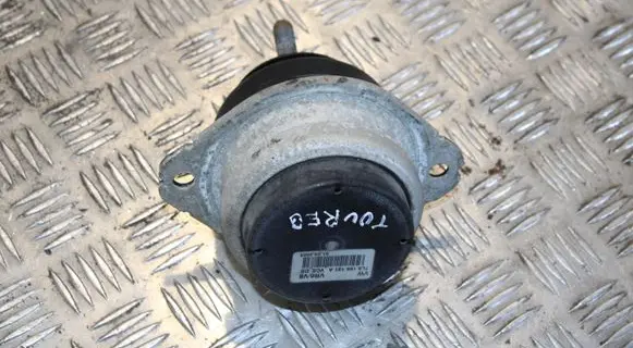 Volkswagen Touareg I Engine mount bracket 7L6199131A