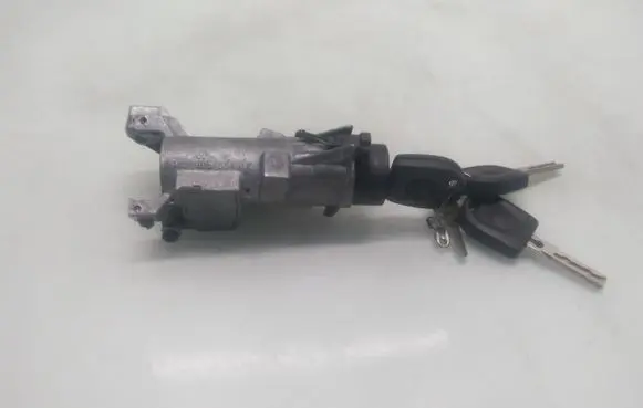 Volkswagen PASSAT B5 Ignition lock 4D0905851E