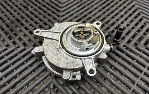 Audi Q5 SQ5 FY Vacuum pump 06M145100L