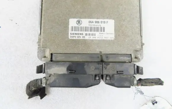 Skoda Octavia Mk1 (1U) Engine control unit/module 5WP4325 06A906019F
