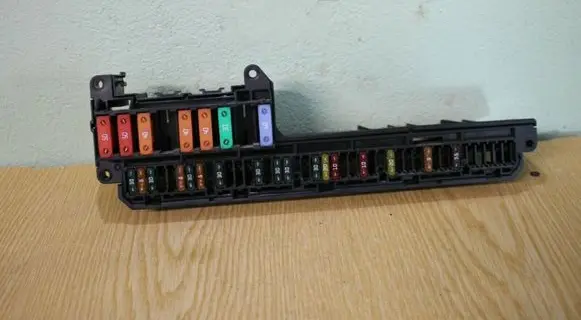 BMW 5 E60 E61 Fuse module 6957330